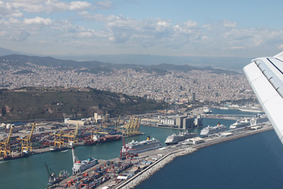 April 2016 | Barcelona mit Blick &uuml;ber den &Uuml;berseehafen und Montjuic beim Anflug auf den Flughafen Barcelona-El Prat (LEBL)